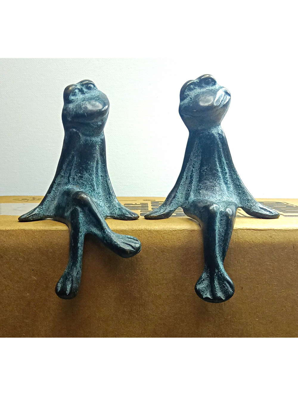 • Vintage 2005 SPI Home Courting Frogs Iron Metal Shelf Sitter Figurine Set Pair